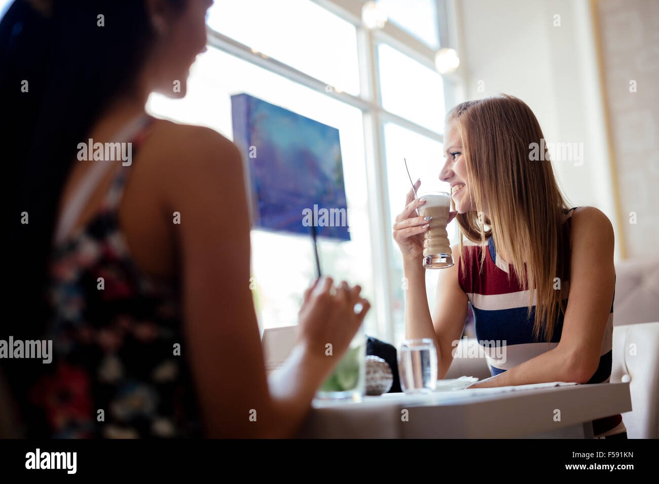 Frauen reden und genießen Sie ihre Getränke im restaurant Stockfoto