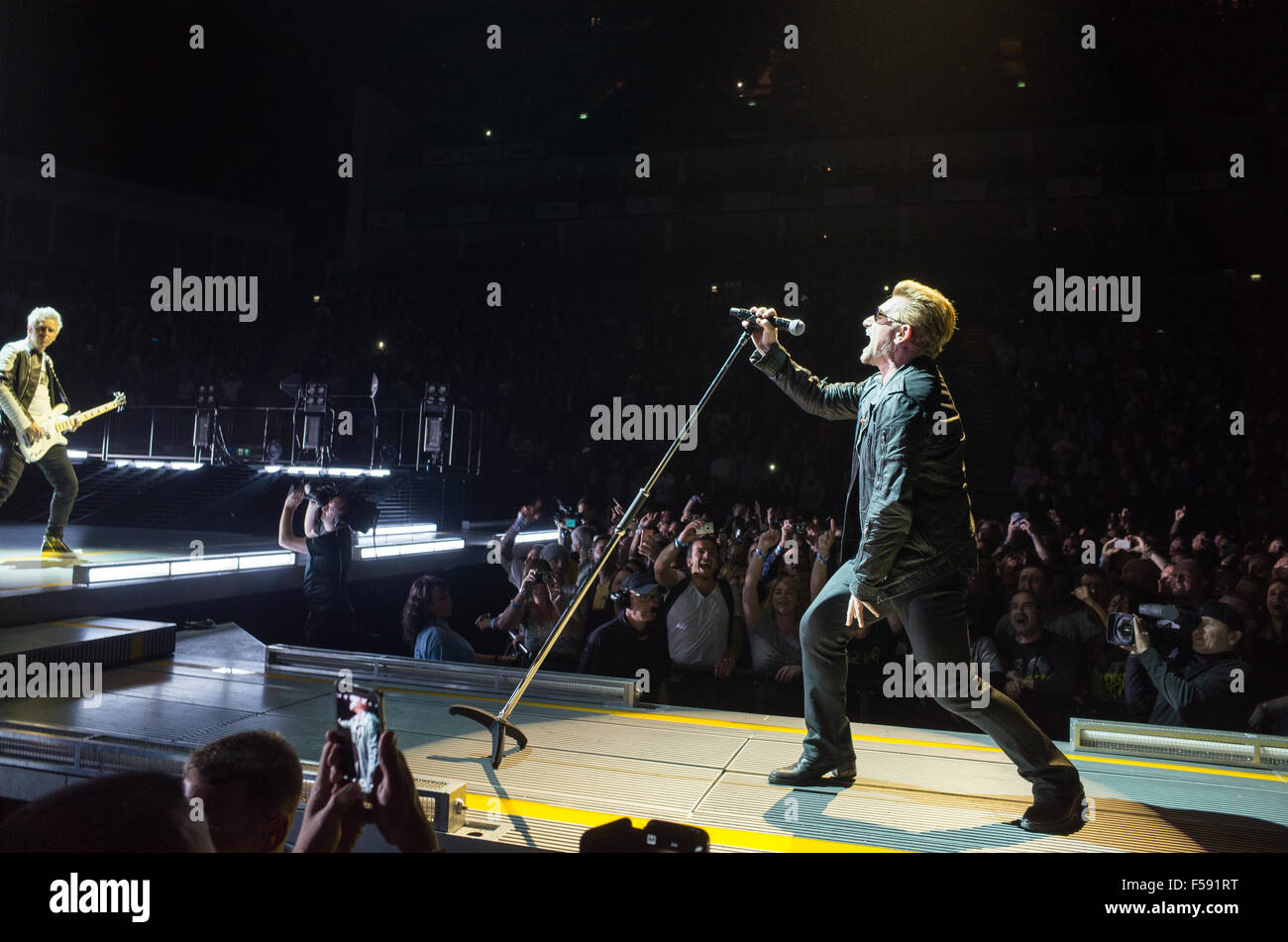Bono und Adam von U2 bei London O2 live auf der Unschuld und Erfahrung tour Stockfoto