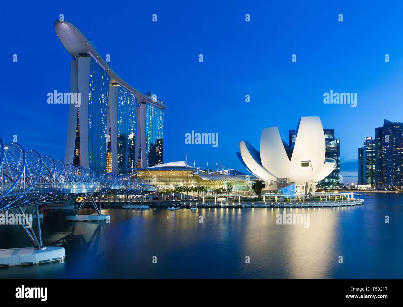 Singapur - Juli 10: Marina Bay Sands Hotel, ArtScience Museum, Helix-Brücke am 10. Juli 2013. Stockfoto