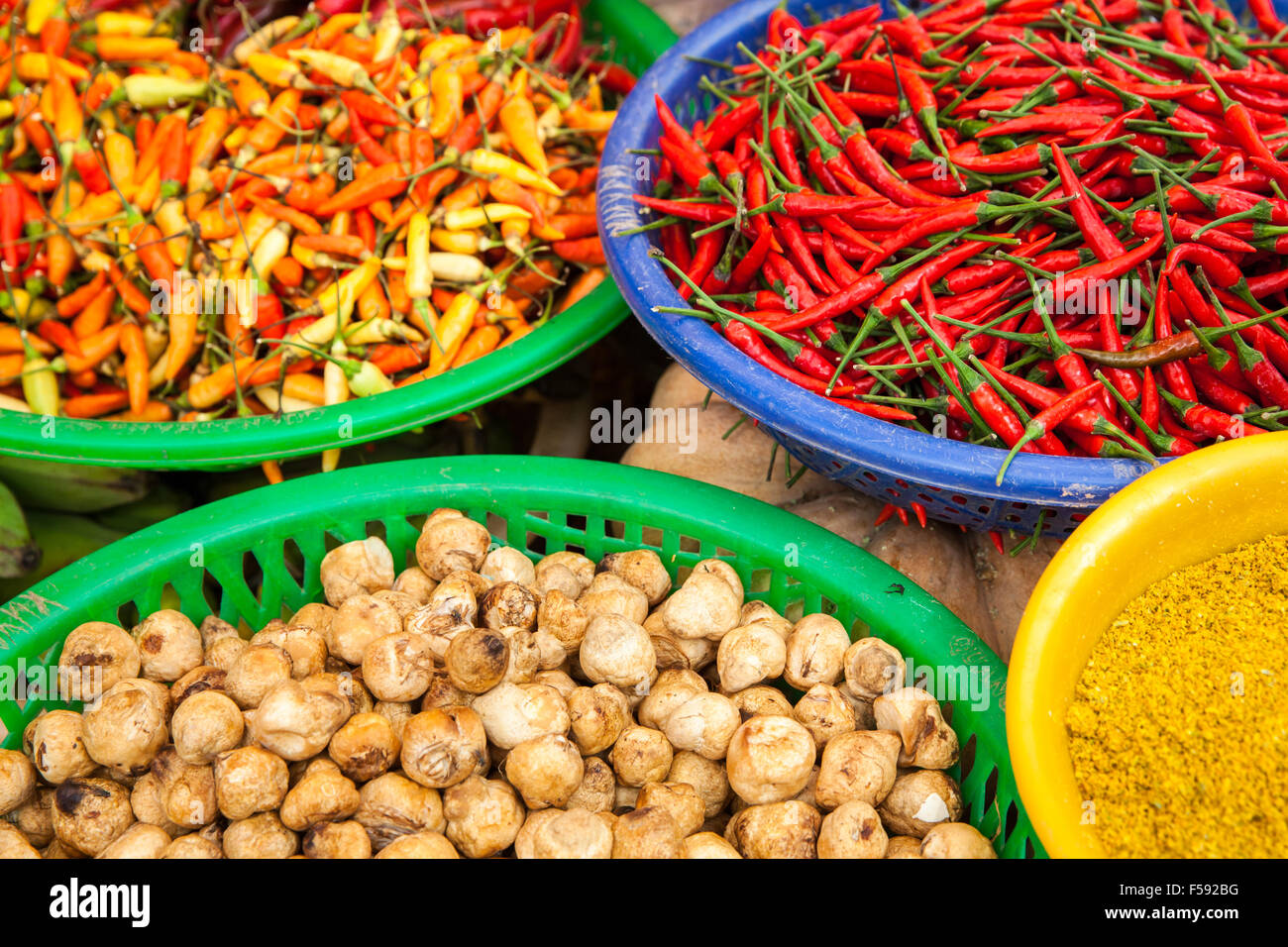 Körbe mit Gewürzen im vietnamesischen Markt Stockfoto