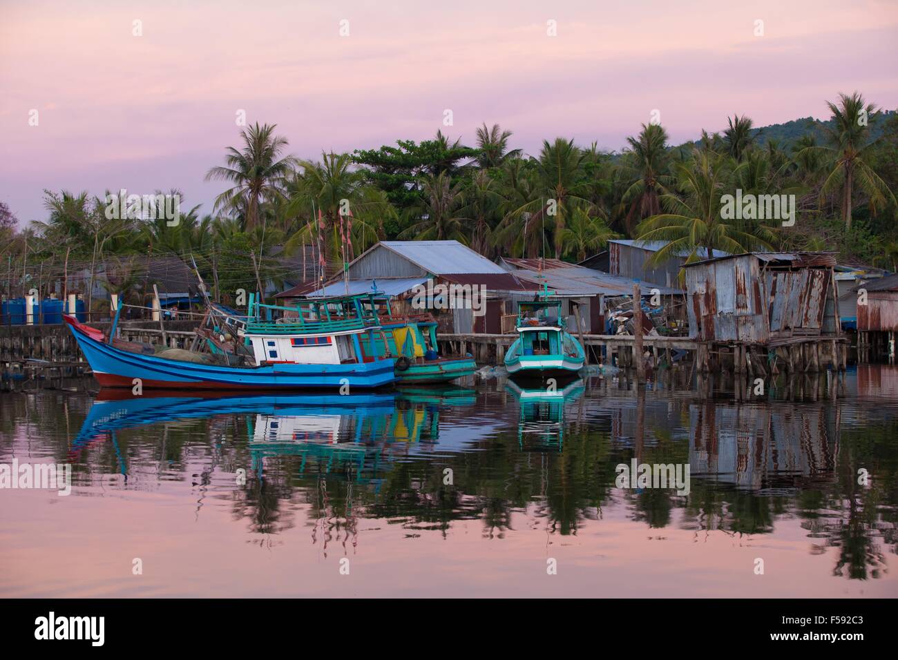 Angelboote/Fischerboote in der Nähe von Fischerhäuser in ländlichen Gegend von Phu Quoc Island, Süd-Vietnam. Stockfoto