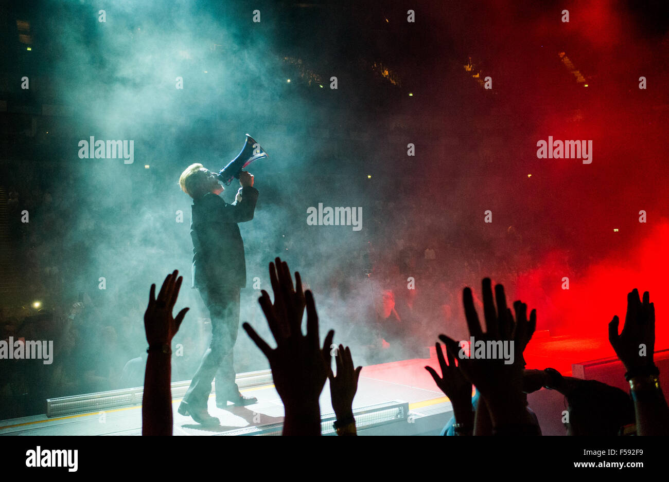 London, UK. 29. Oktober 2015. Bono von U2 in London O2 auf der Unschuld und Erfahrung tour Credit: David Pearson/Alamy Live News Stockfoto