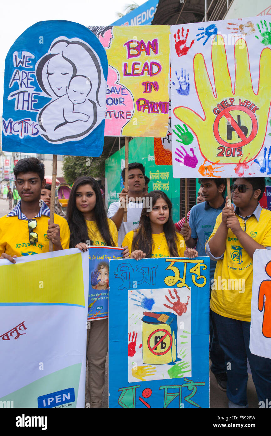 Dhaka, Bangladesch. 30. Oktober 2015. Bangladeshi Jugend gemacht Rallye macht Bewusstsein führen von Farben anlässlich des internationalen Bleivergiftung Prävention Woche in Dhaka in Dhaka am 30. Oktober 2015 zu beseitigen.  Bleivergiftung ist völlig vermeidbar, dennoch Bleibelastung wird voraussichtlich Konto 0,6 % der globalen Krankheitslast, mit der höchsten Belastung in Entwicklungsregionen. Kindheit Bleibelastung schätzungsweise jährlich etwa 600.000 neue Fälle von Kindern mit geistiger Behinderung beitragen. Bildnachweis: Zakir Hossain Chowdhury Zakir/Alamy Live-Nachrichten Stockfoto