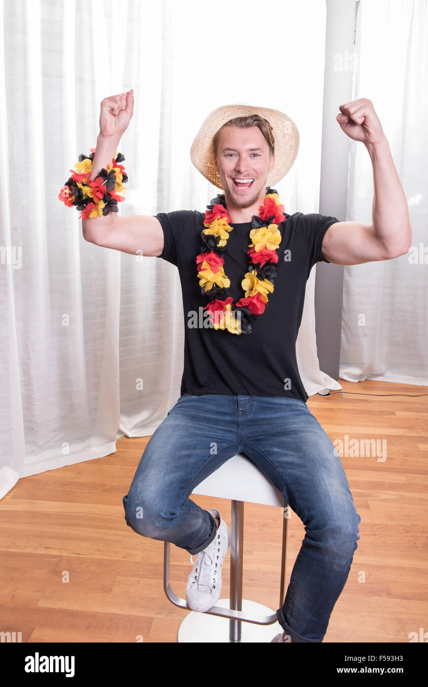 junge deutsche Fußball-Fan seine Arme hochhalten Stockfoto