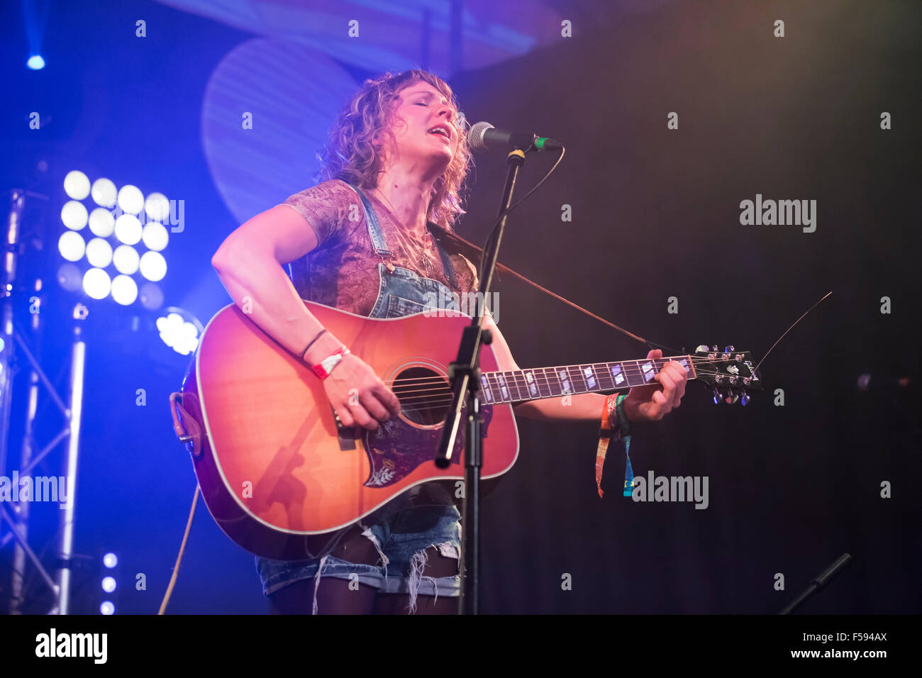 Hannah Wood, Klang der Sirenen auf Looe Music Festival 2015 Stockfoto