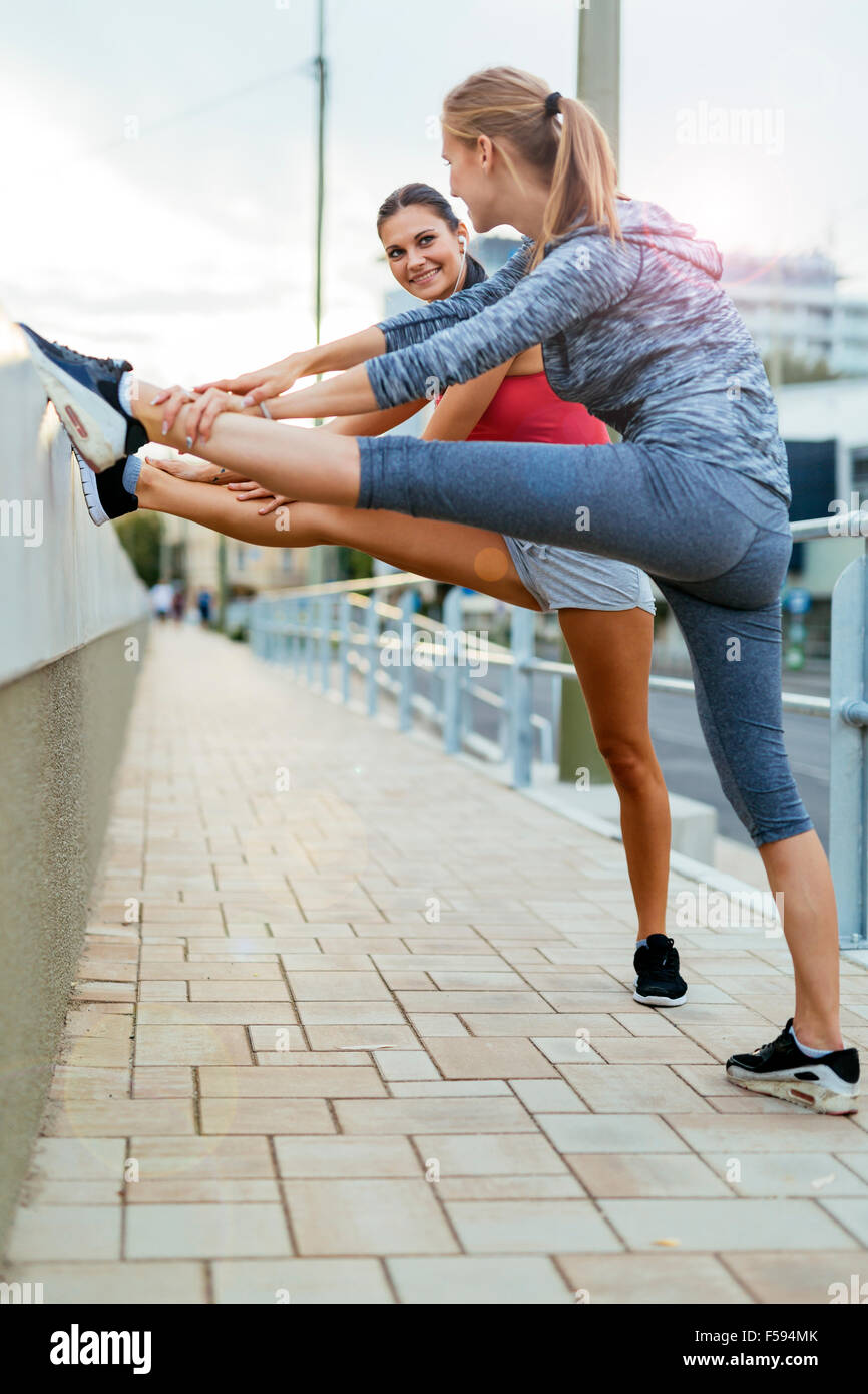 Zum Joggen durch Dehnung Füße Muskeln aufwärmen Stockfoto