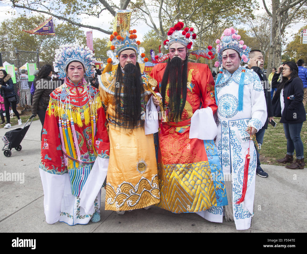 Voll kostümierten Sänger bei einem chinesischen Herbstfest und Parade in Sunset Park, Brooklyn, NY. Stockfoto