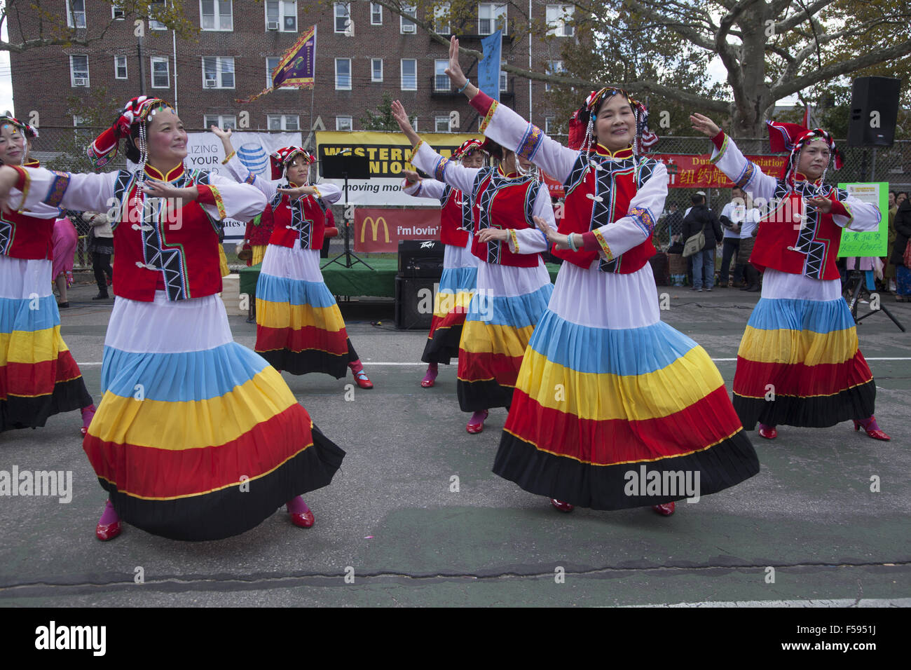 Chinesische Volkstanzgruppe führen bei einer chinesischen Herbst Festival und Laterne Parade im Stadtteil Chinatown von Brooklyn, NY. Stockfoto