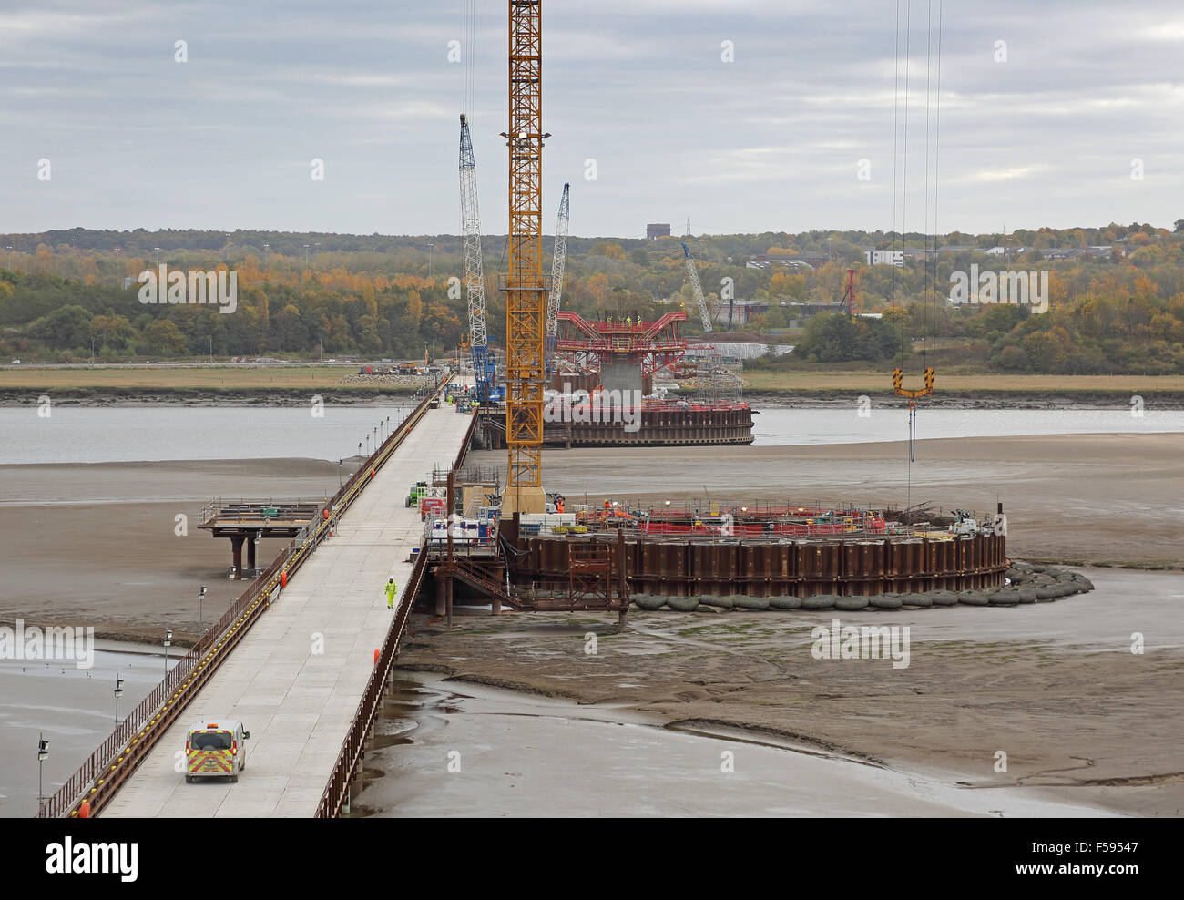 Bau der neuen Mersey Gateway Brücke über den Fluss Mersey in Runcorn. Zeigt temporäre Fahrbahn und Kofferdämme Stockfoto