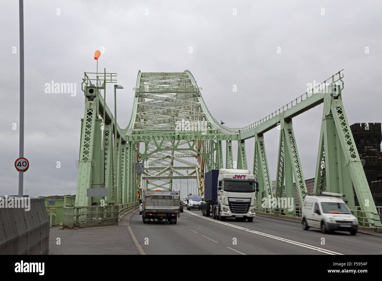 Datenverkehr über die silberne Jubiläum-Brücke über den Fluss Mersey in Runcorn, Großbritannien. Brücke von Norden betrachtet. Stockfoto
