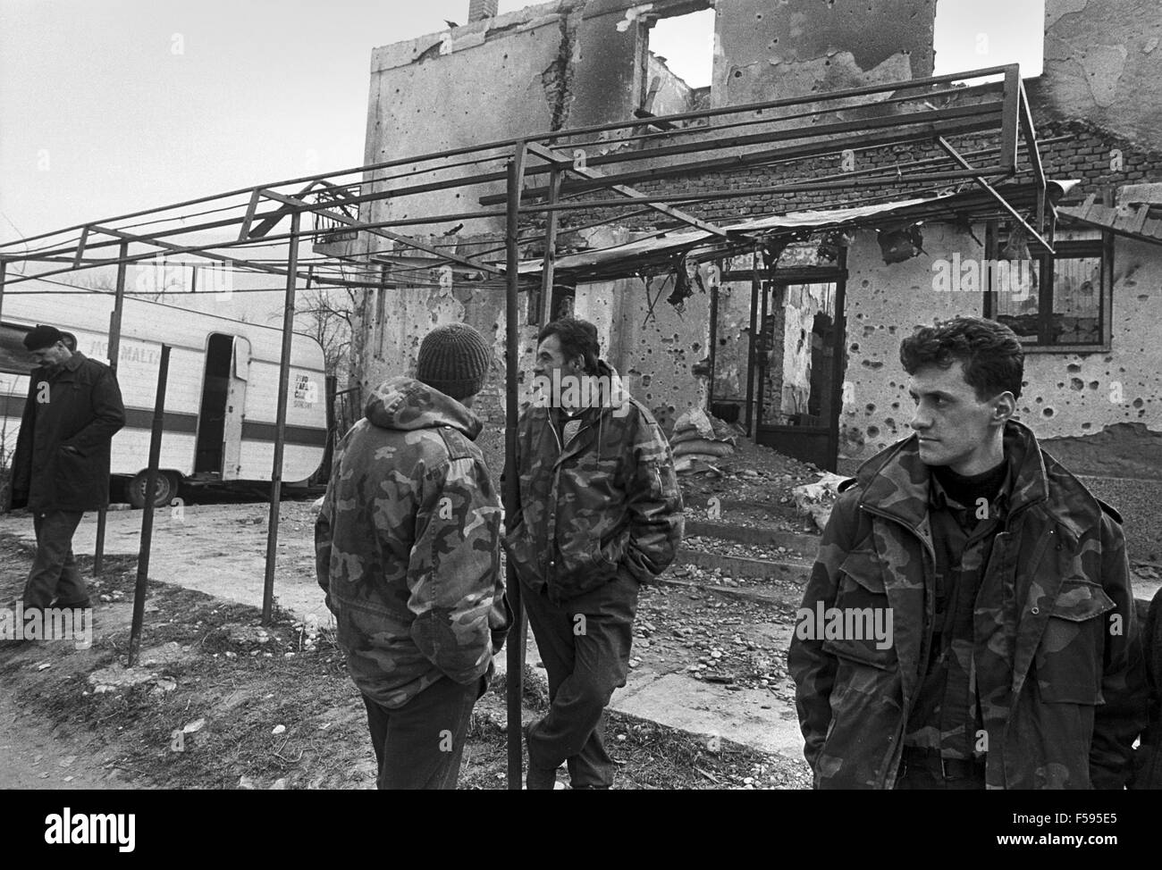 Krieg in ex-Jugoslawien, die Bevölkerung von Goražde trifft den erste Konvoi der NATO Aids nach dem Ende der Belagerung von Serben (Januar 1996) Stockfoto
