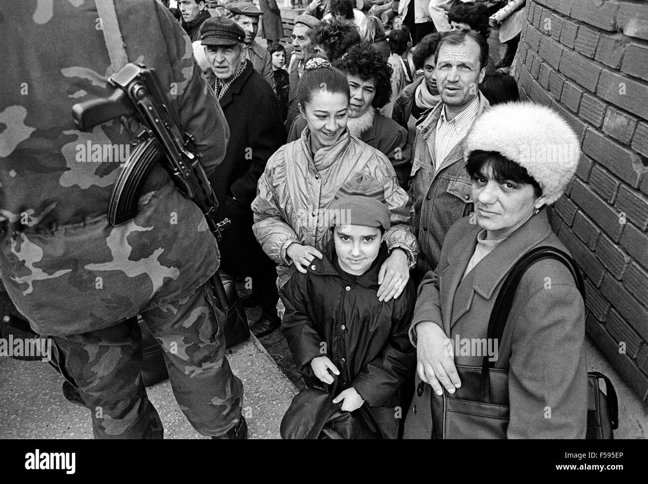 Krieg in ex-Jugoslawien, die Bevölkerung von Goražde trifft den erste Konvoi der NATO Aids nach dem Ende der Belagerung von Serben (Januar 1996) Stockfoto