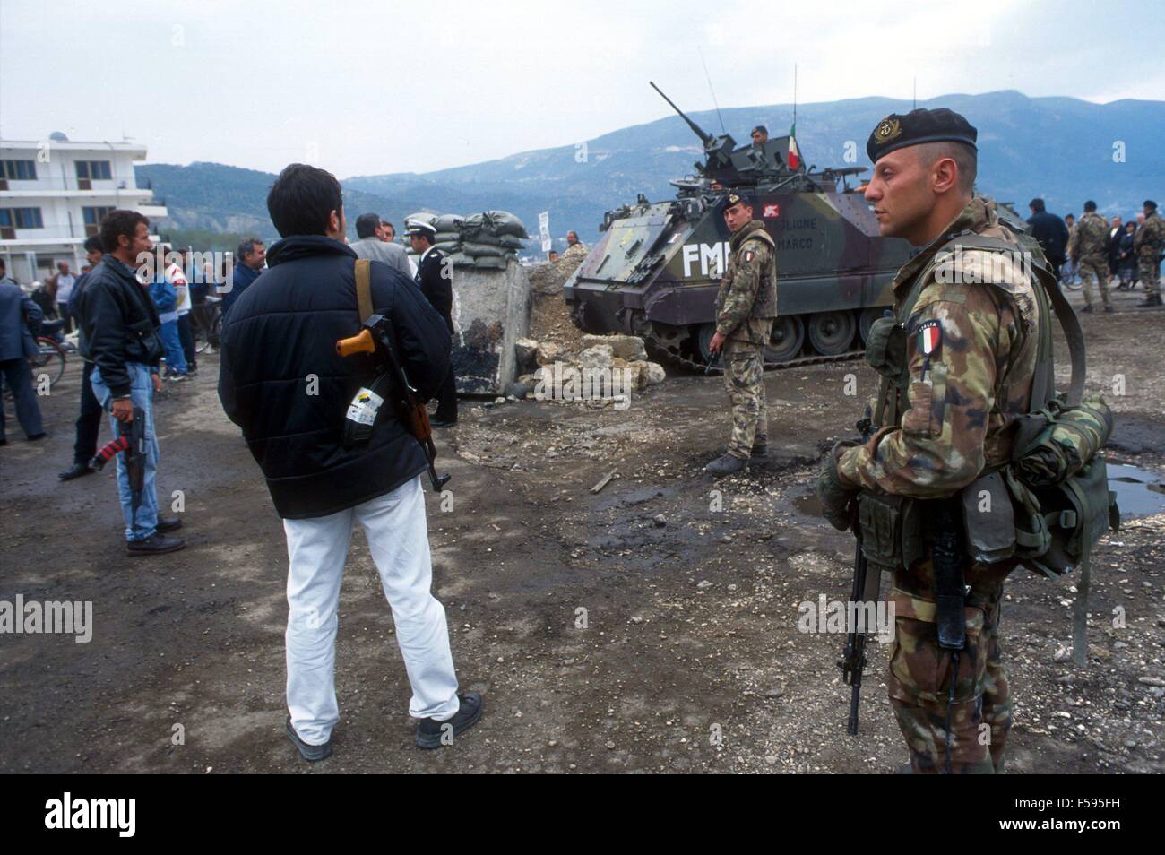 Albanien, Operation Alba der italienischen Streitkräfte nach dem Bürgerkrieg von Frühjahr 1997, Marine-Infanteristen des S.Marco Bataillon und der lokalen Polizei patrouilliert Valona Stadt Stockfoto