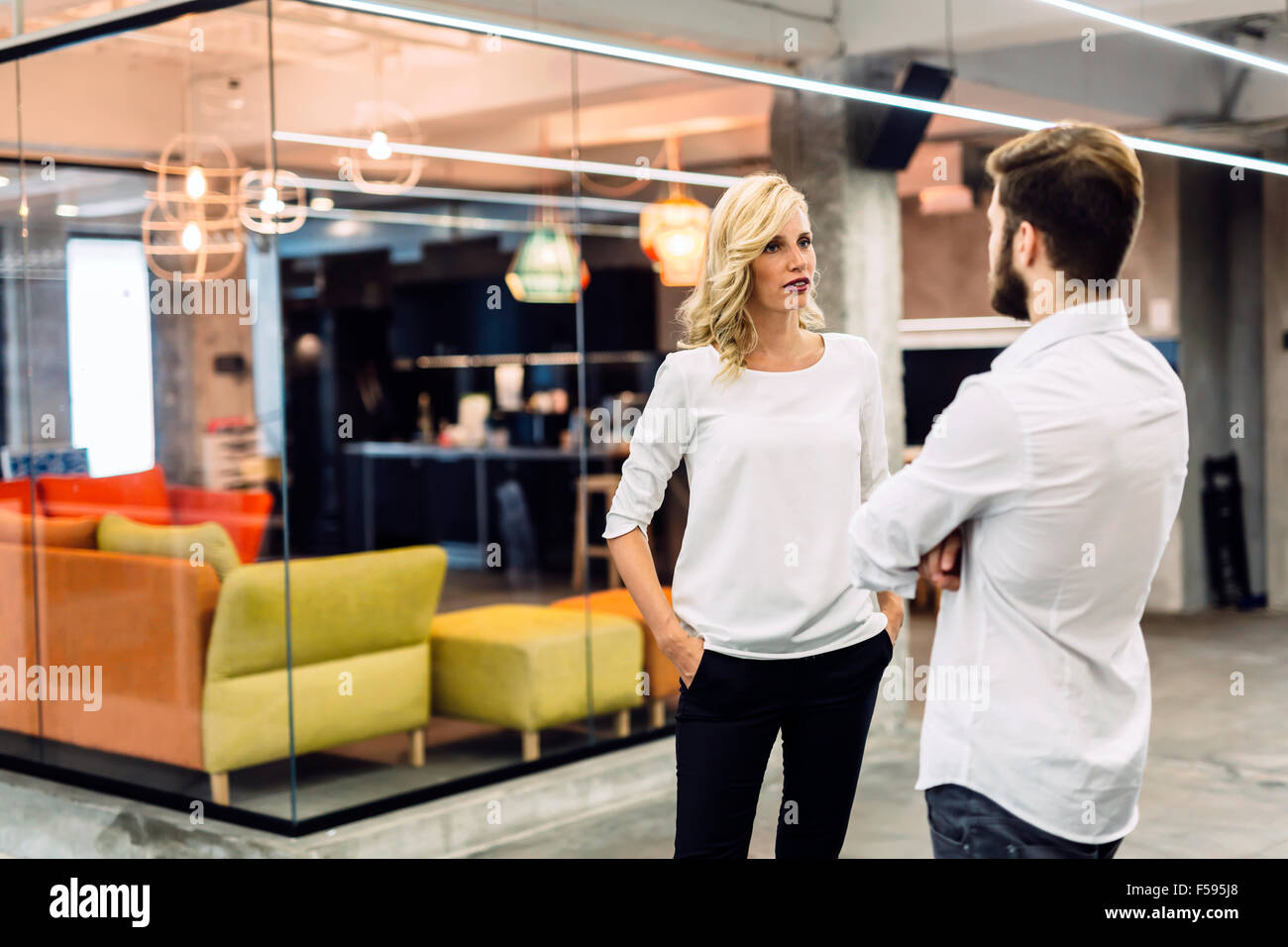 Büro-Gespräch zwischen Kollegen bei der Arbeit Stockfoto