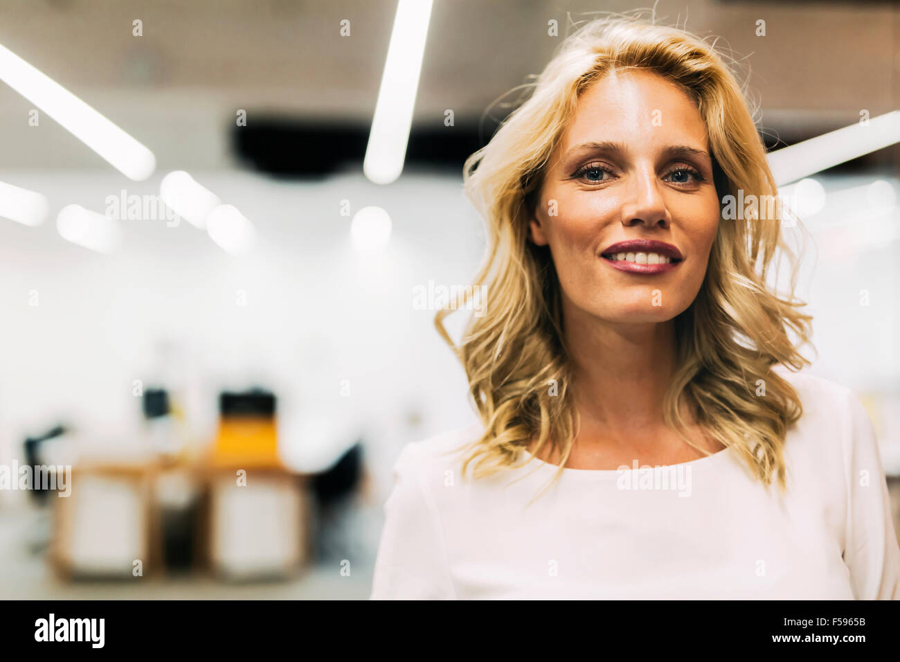 Porträt einer schönen Frau in ihren Dreißigern Stockfoto