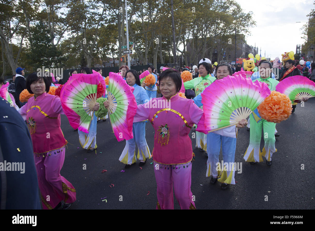 Chinesische Frauen Gruppe durchzuführen mit bunten Fans bei den chinesischen Herbstfest und Laternenumzug in Brooklyn, New York. Stockfoto