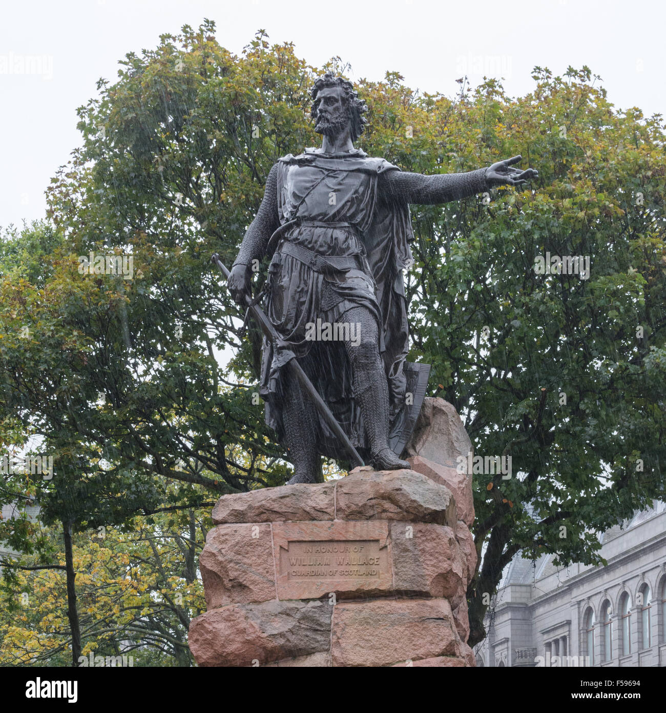 Regen fällt auf William Wallace Statue - Aberdeen, Scotland, UK Stockfoto