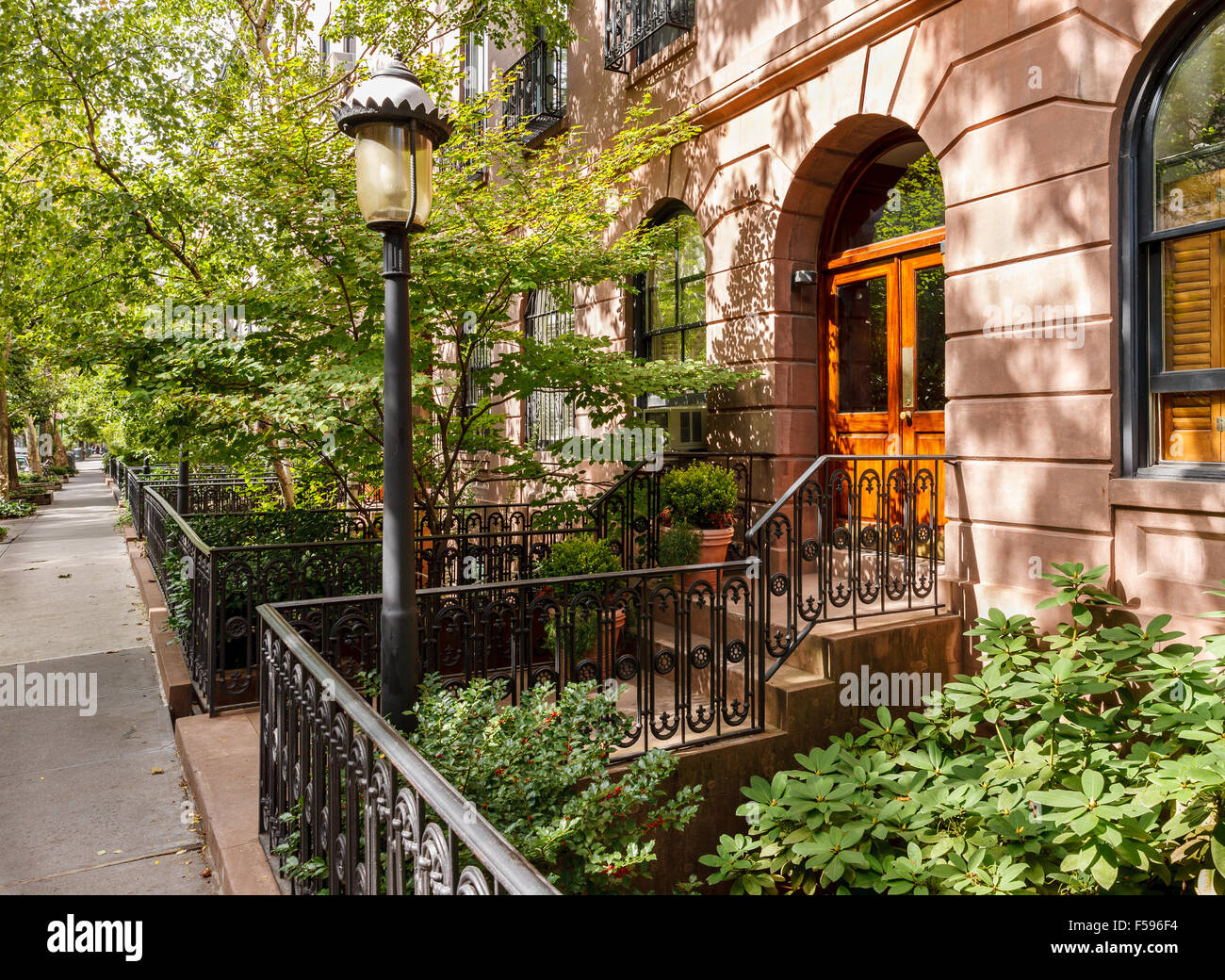 Chelsea bewaldeten Straße und ihren Stadthäusern und Frontyards, Manhattan, New York City Stockfoto