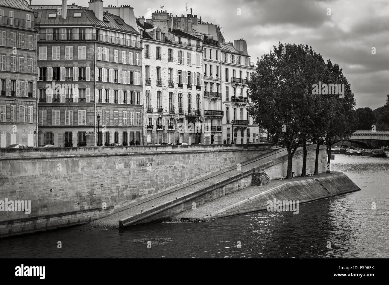 Seine Ufer auf der Ile Saint Louis im Herzen von Paris (75004), Frankreich. Quai d'Orléans in schwarz-weiß & an einem bewölkten Tag. Stockfoto