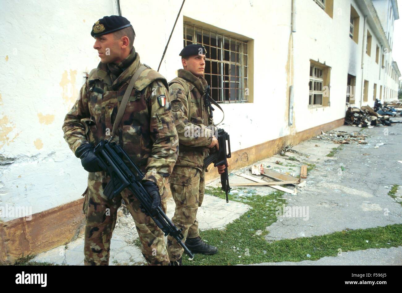 Albanien, Patrouillen Betrieb Alba der italienischen Streitkräfte nach dem Bürgerkrieg von Frühjahr 1997, Marine-Infanteristen des S.Marco Bataillon Valona Stadt Stockfoto