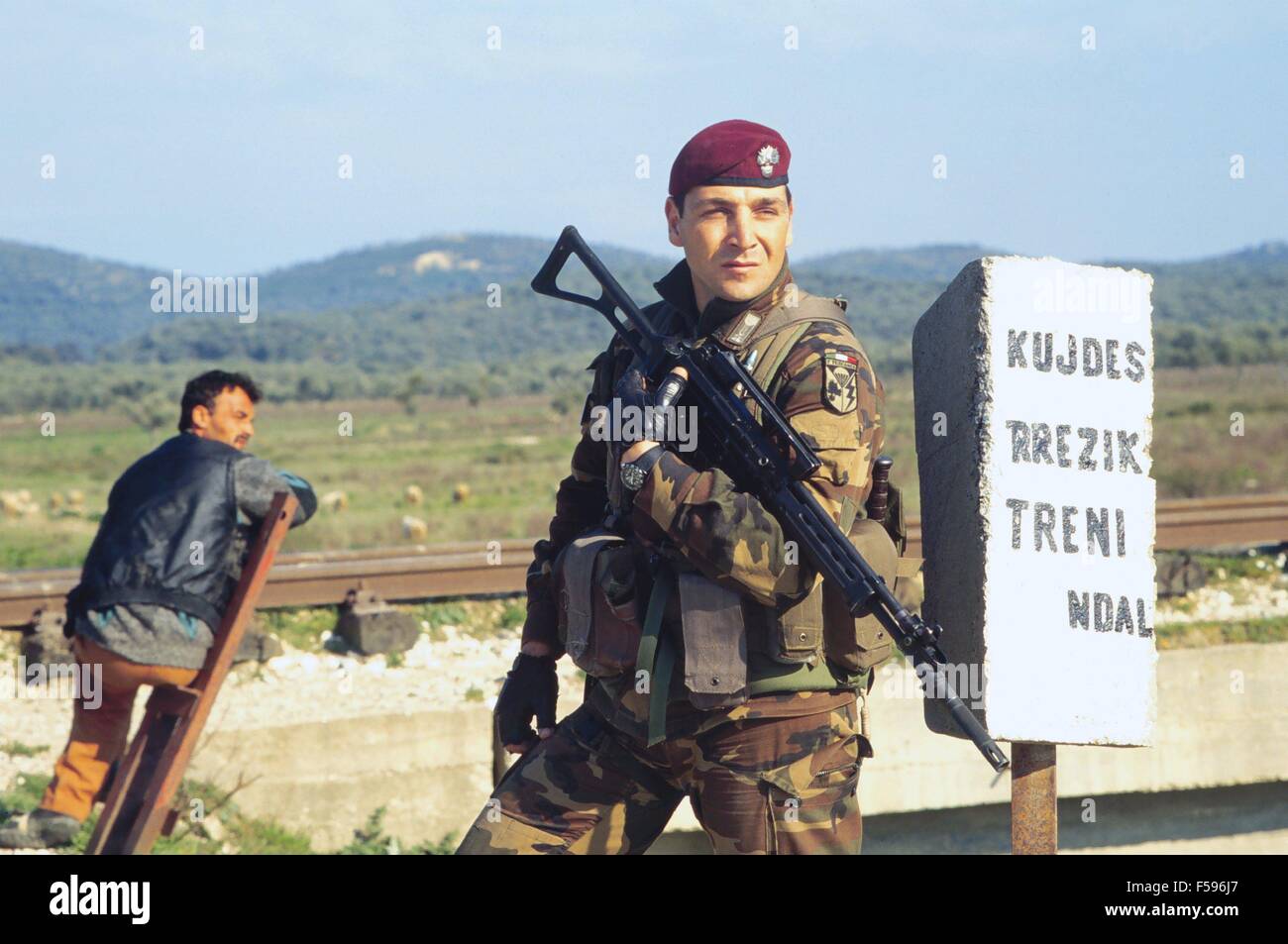 Albanien, Patrouillen Betrieb Alba der italienischen Streitkräfte nach dem Bürgerkrieg von Frühjahr 1997, Soldaten der Spezialeinheit 1. Regiment Carabinieri Fallschirmspringer "Tuscania" Valona Stadt Stockfoto