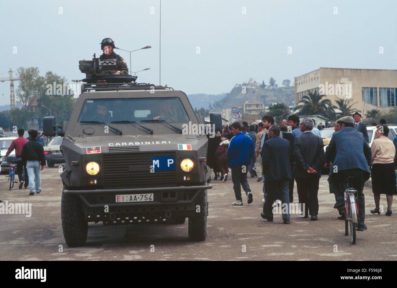 Albanien, Patrouillen Betrieb Alba der italienischen Streitkräfte nach dem Bürgerkrieg von Frühjahr 1997, Soldaten der Spezialeinheit 1. Regiment Carabinieri Fallschirmspringer "Tuscania" Valona Stadt Stockfoto