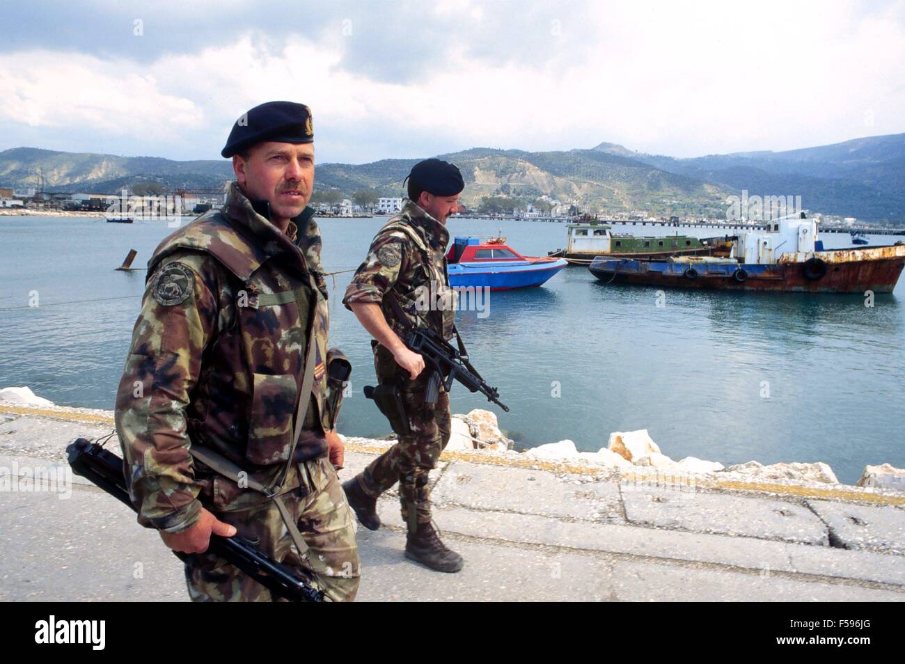 Albanien, Patrouillen Betrieb Alba der italienischen Streitkräfte nach dem Bürgerkrieg von Frühjahr 1997, Marine-Infanteristen des S.Marco Bataillon Valona Hafen Stockfoto