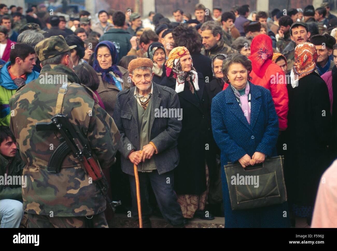 Krieg in ex-Jugoslawien, die Bevölkerung von Goradze trifft den erste Konvoi der NATO Aids nach dem Ende der Belagerung von Serben (Januar 1996) Stockfoto
