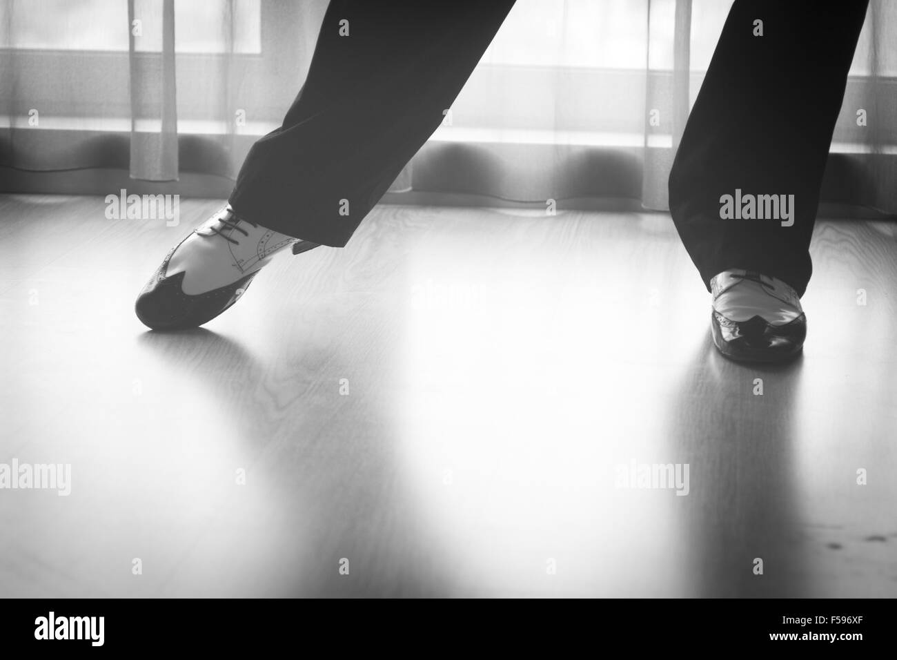 Tanzende Schuhe Füße und Beine von männlichen Ballsaal und Latin Salsa  Tänzer Tanzlehrer Tanzkurs Schule Probe Raum Stockfotografie - Alamy