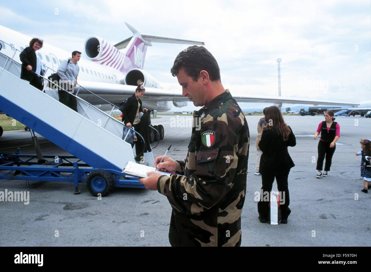 NATO-Intervention im Kosovo, Juli 2000, Verwalten des Militärs der italienischen Luftwaffe der zivile Flughafen von Pristina Stockfoto