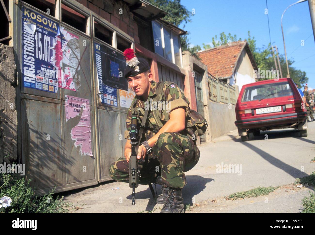 NATO-Intervention im Kosovo, Juli 2000, englische Soldaten auf Patrouille an den Stadtrand von Pristina Stockfoto