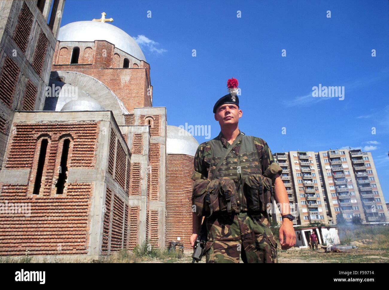 NATO-Intervention im Kosovo, Juli 2000, englische Soldaten auf Patrouille an den Stadtrand von Pristina Stockfoto