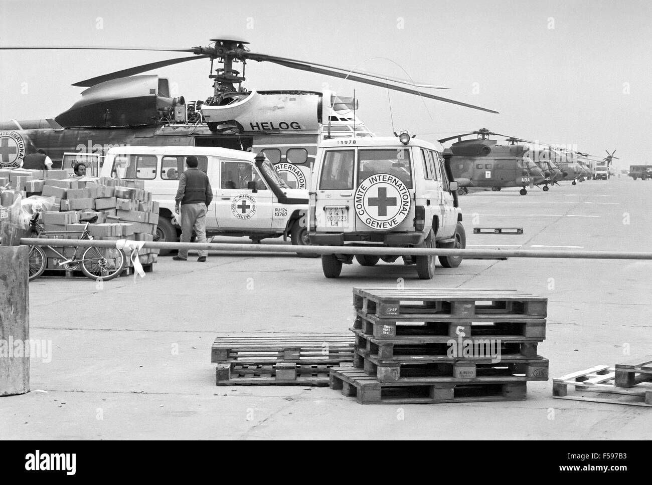 Krieg Krise im Kosovo, April 1999, unterstützt humanitäre Hilfe für Flüchtlinge in Flughafen Tirana (Albanien) entladen zu entkommen Stockfoto