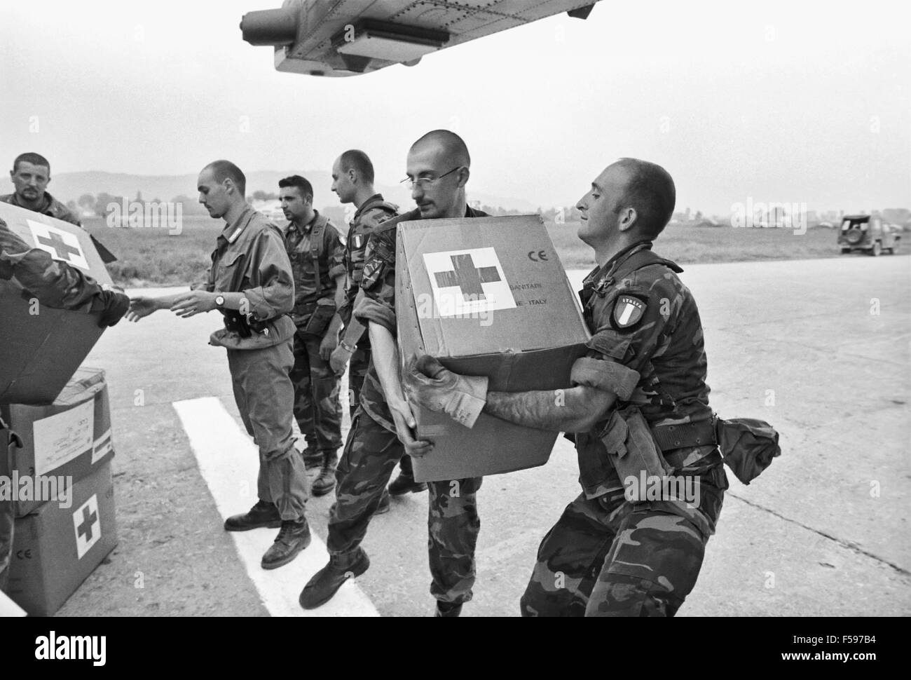 Krieg Krise im Kosovo, April 1999, unterstützt humanitäre Hilfe für Flüchtlinge in Flughafen Tirana (Albanien) entladen zu entkommen Stockfoto