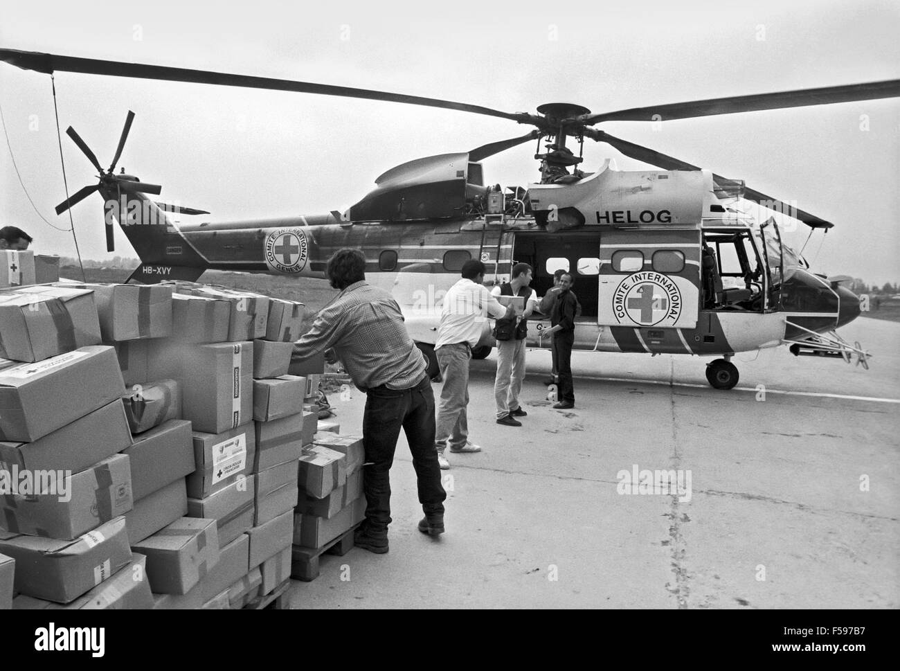 Krieg Krise im Kosovo, April 1999, unterstützt humanitäre Hilfe für Flüchtlinge in Flughafen Tirana (Albanien) entladen zu entkommen Stockfoto