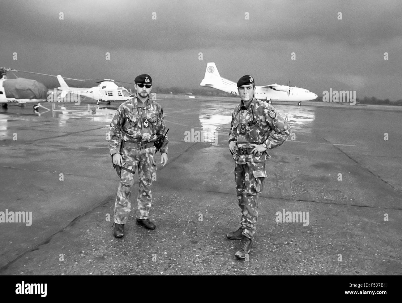 Krieg Krise im Kosovo, April 1999, unterstützt humanitäre Hilfe für Flüchtlinge in Flughafen Tirana (Albanien) entladen zu entkommen Stockfoto