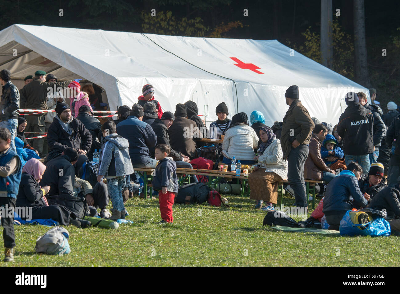 Wegscheid, Deutschland. 30. Oktober 2015. Flüchtlinge warten an einem Zelt des österreichischen Roten Kreuzes in der Nähe der deutschen Grenze Stadt Wegscheid, 30. Oktober 2015. Foto: ARMIN WEIGEL/DPA/Alamy Live-Nachrichten Stockfoto