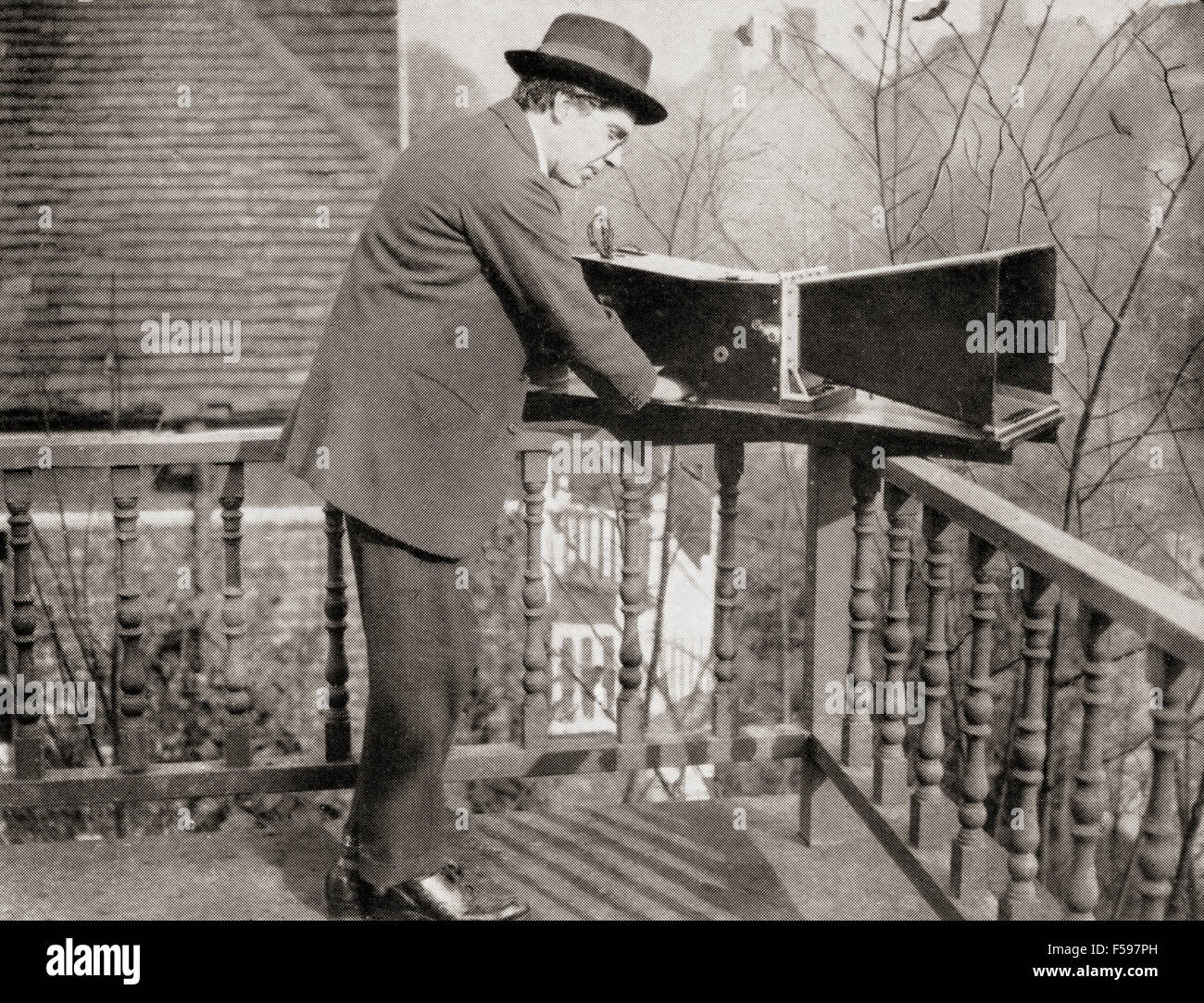 Archibald Montgomery niedrig, 1888-1956.   Englisch, Beratung, Ingenieur, Forschung Physiker, Erfinder und Autor.  Hier zu sehen mit dem Audiometer erfunden er Foto Lärm. Stockfoto