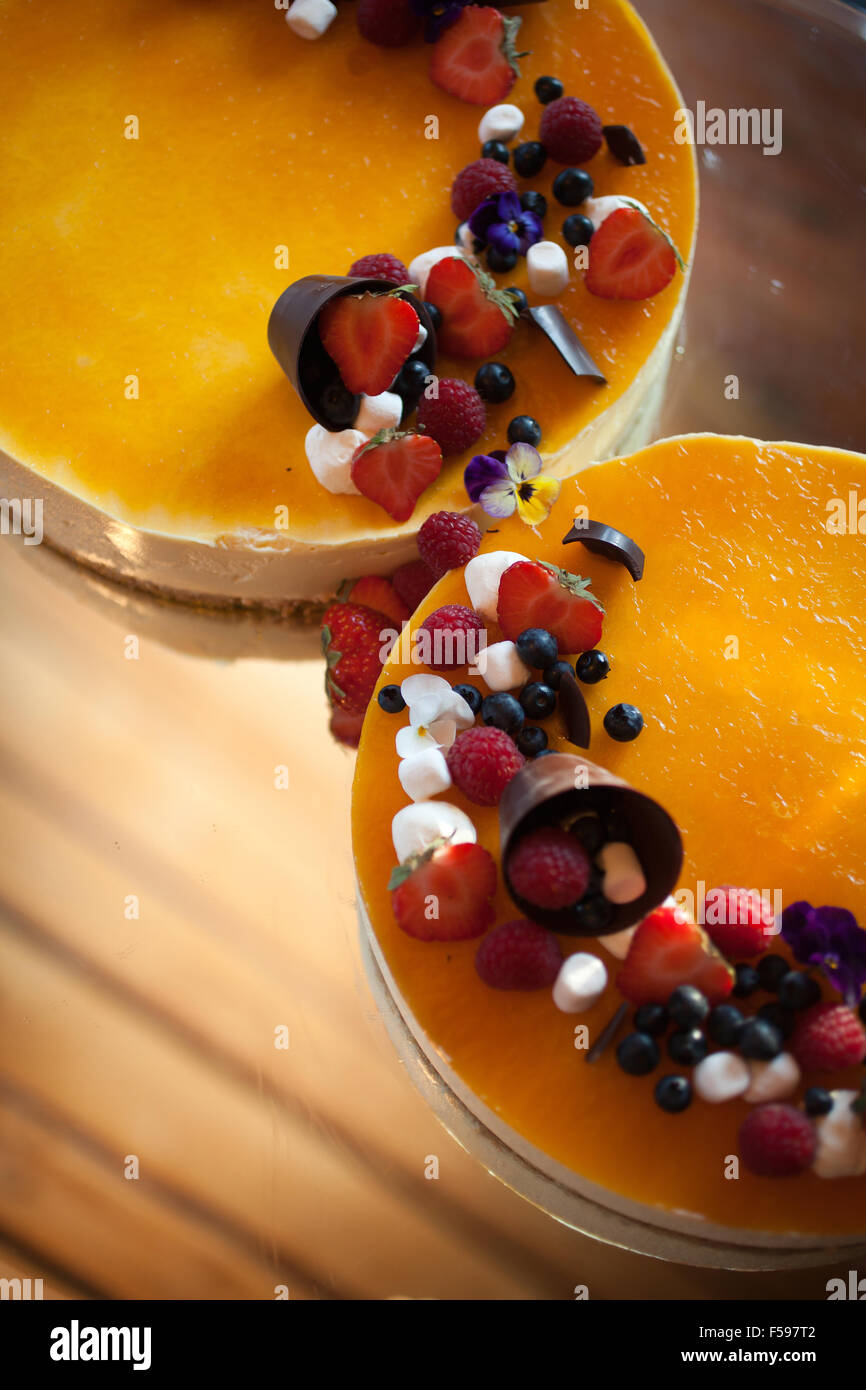 Käsekuchen mit frischen Beeren und Schokolade Hochzeit Stockfoto