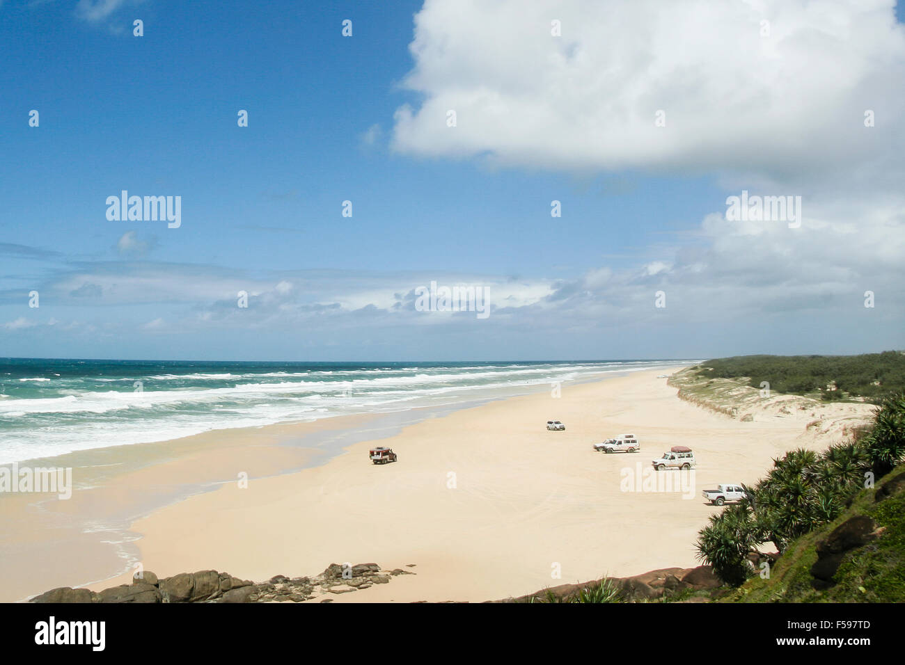 Fraser Island, Australien. Tourist-Jeeps und Offroader säumen den Strand. Stockfoto