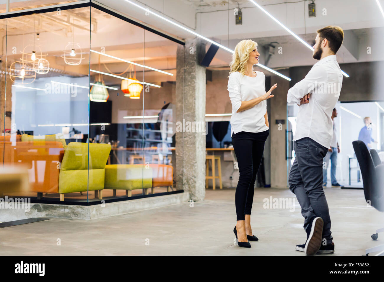 Büro-Gespräch zwischen Kollegen bei der Arbeit Stockfoto