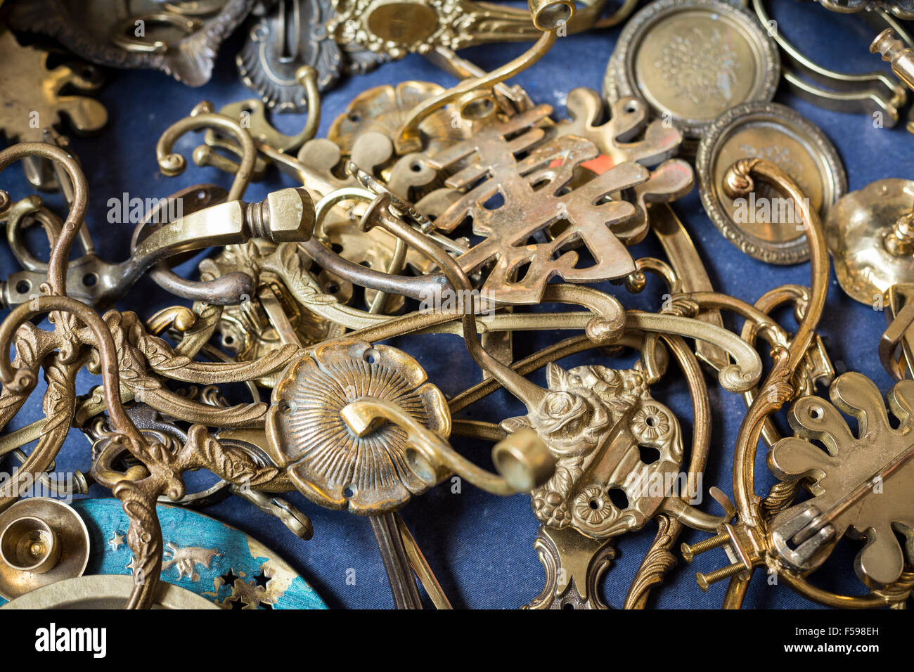 Haufen von vielen alten Messing Türbeschläge auf einem Flohmarkt Stockfoto