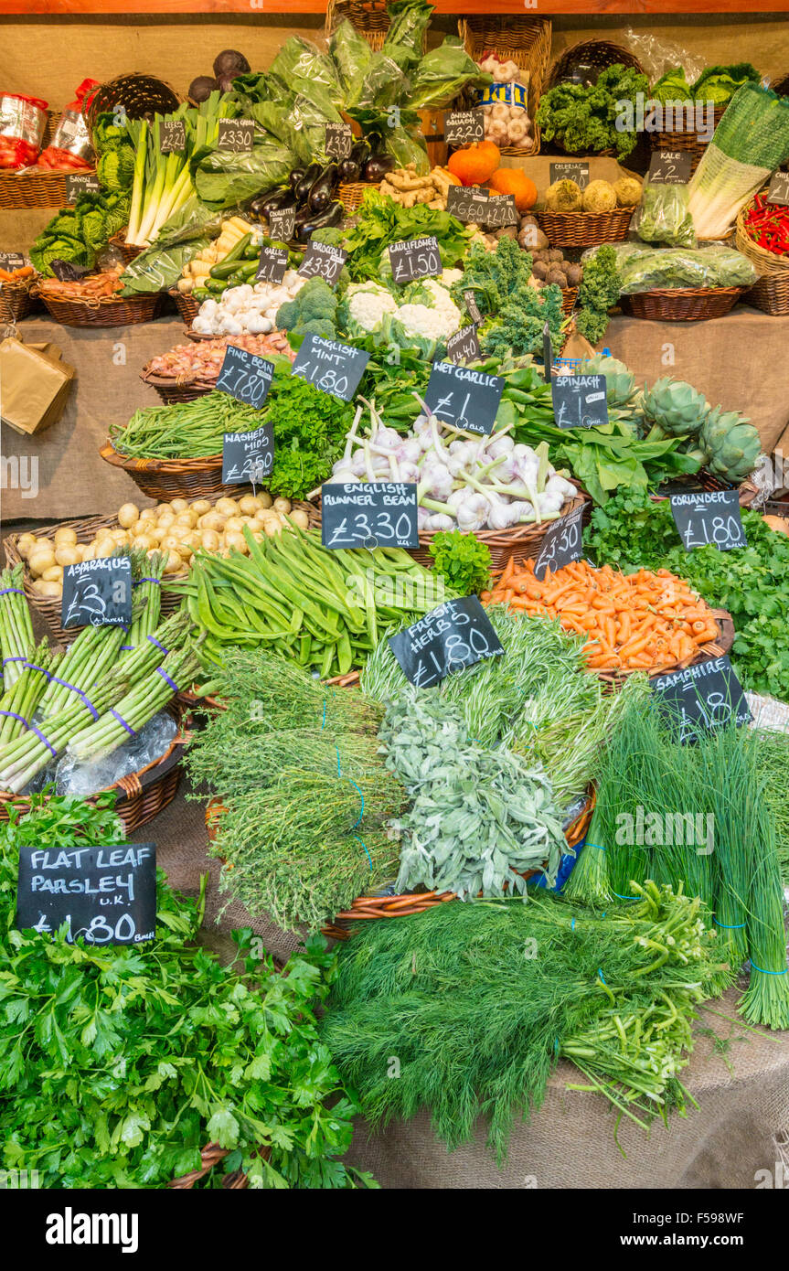 Frisches Gemüse und Kräuter für den Verkauf auf einem Marktstand bei Borough Market Borough High Street London England UK GB EU Europa Stockfoto