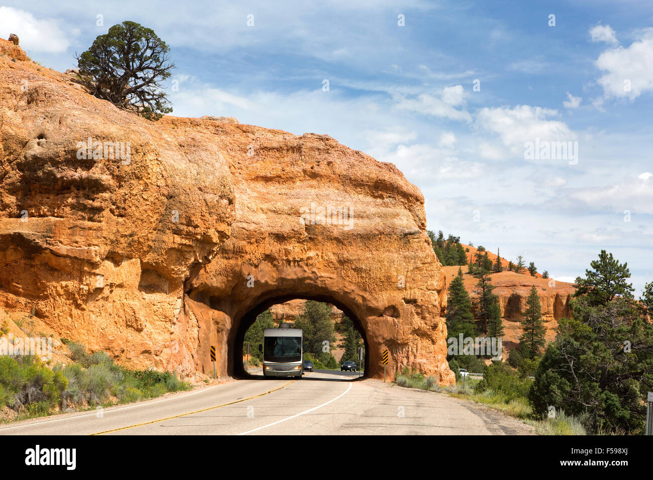 Ein Freizeitfahrzeug RV Reisen durch einen Tunnel in Red Canyon im Dixie National Forest, Utah. Stockfoto