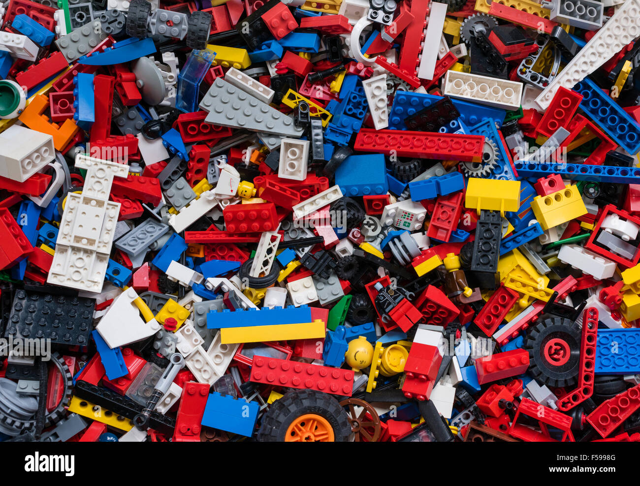 Blick von oben in eine Kiste voll mit gemischten bunten Legosteinen (mehrere Generationen von Legos von 1970 bis heute) Stockfoto