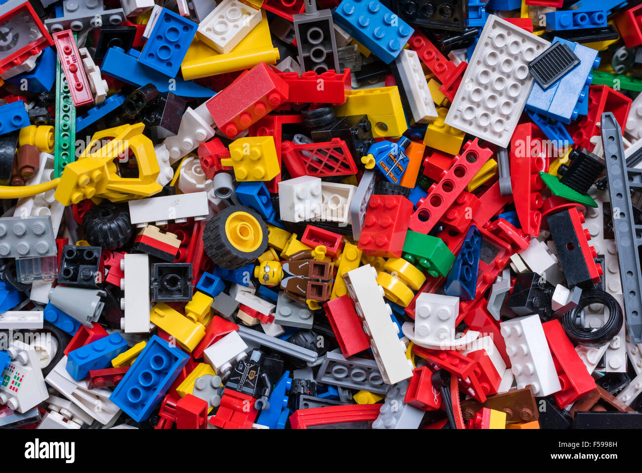 Blick von oben in eine Kiste voll mit gemischten bunten Legosteinen (mehrere Generationen von Legos von 1970 bis heute) Stockfoto