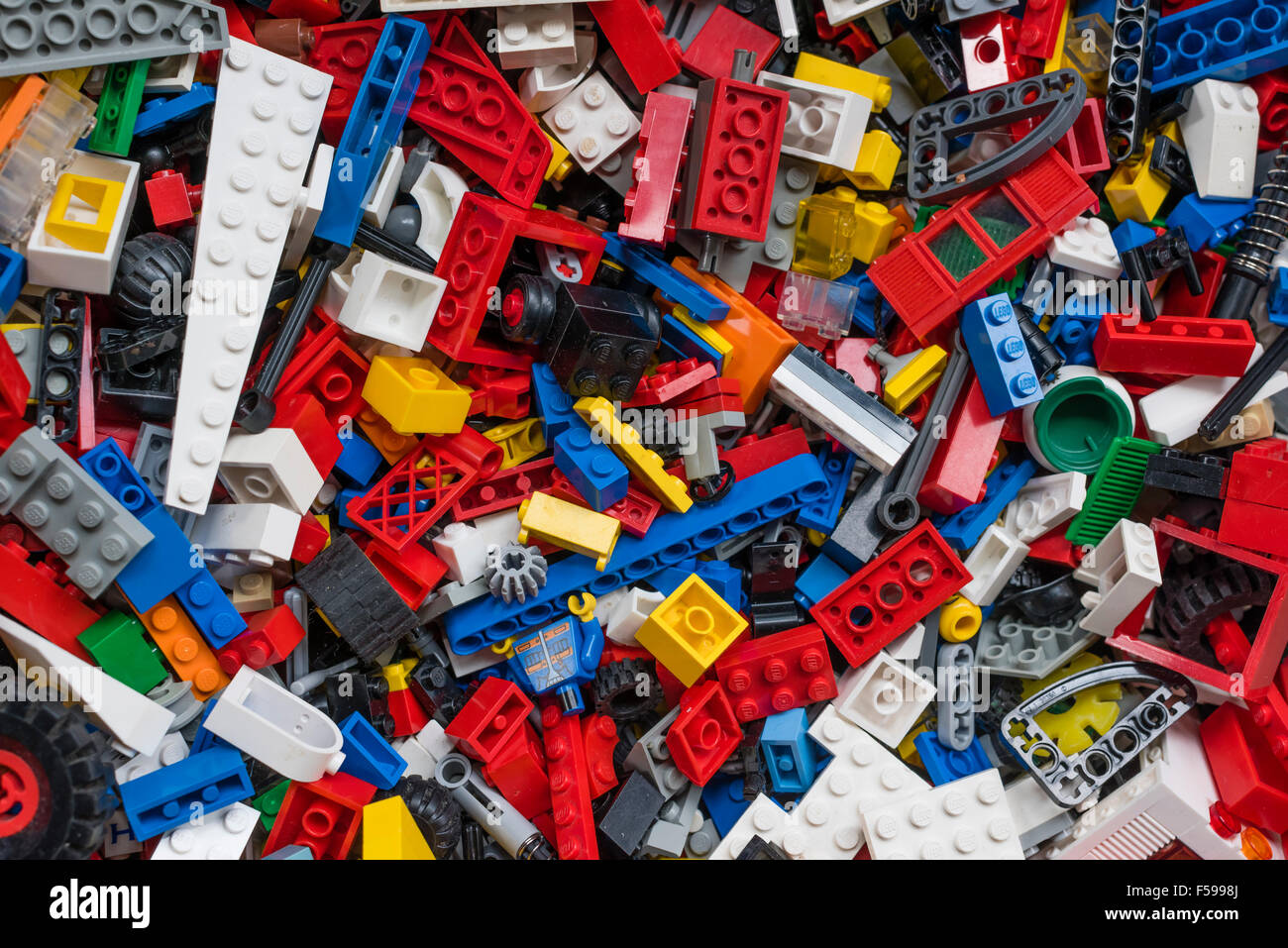 Blick von oben in eine Kiste voll mit gemischten bunten Legosteinen (mehrere Generationen von Legos von 1970 bis heute) Stockfoto