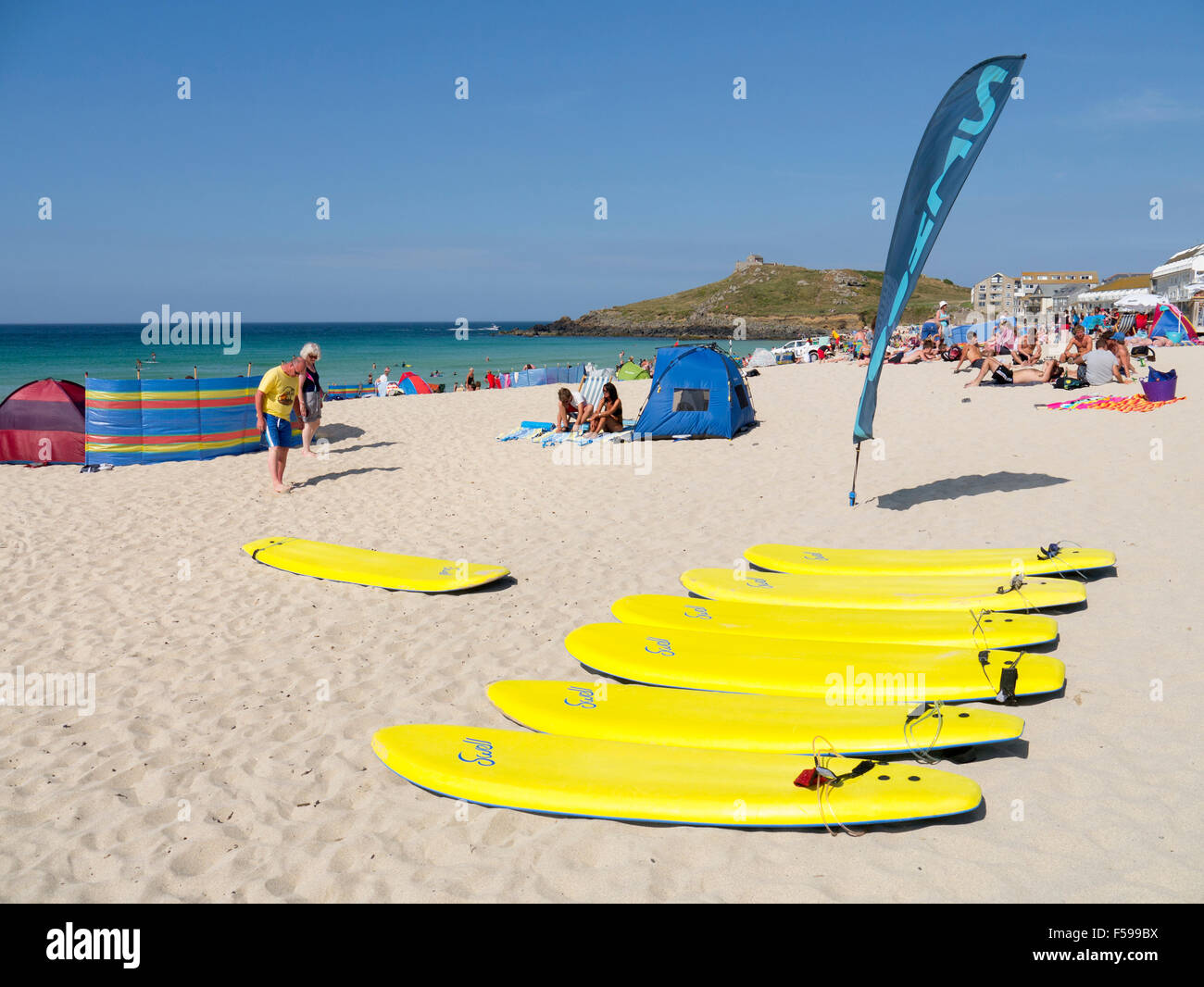 Gelbe Surfbretter am Porthmeor Beach, St. Ives, Cornwall UK. Stockfoto