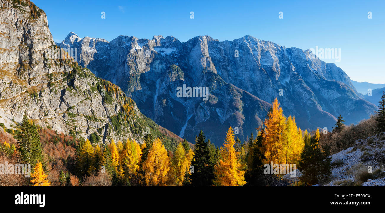 Berge Landschaft in bunten Herbst in den Julischen Alpen, Slowenien. Ein Blick auf die Bedinji vrh und Briceljk Stockfoto