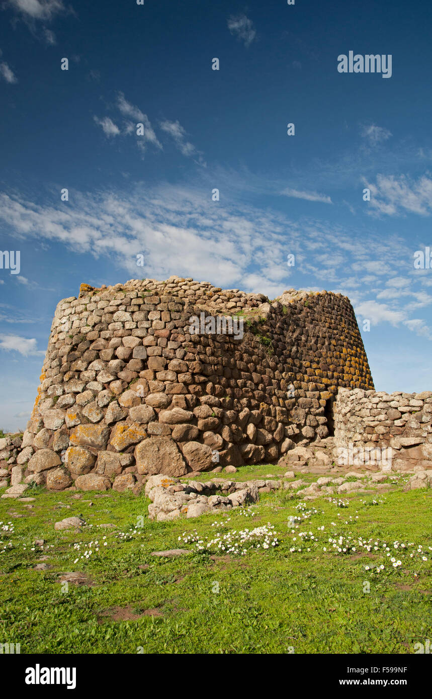 Abbasanta, Sardinien, Italien, 10/2015.View der alten Nuraghe Losa alten Turm, wichtige Gebäude aus der Zeit des sardischen Nuraghen. Stockfoto